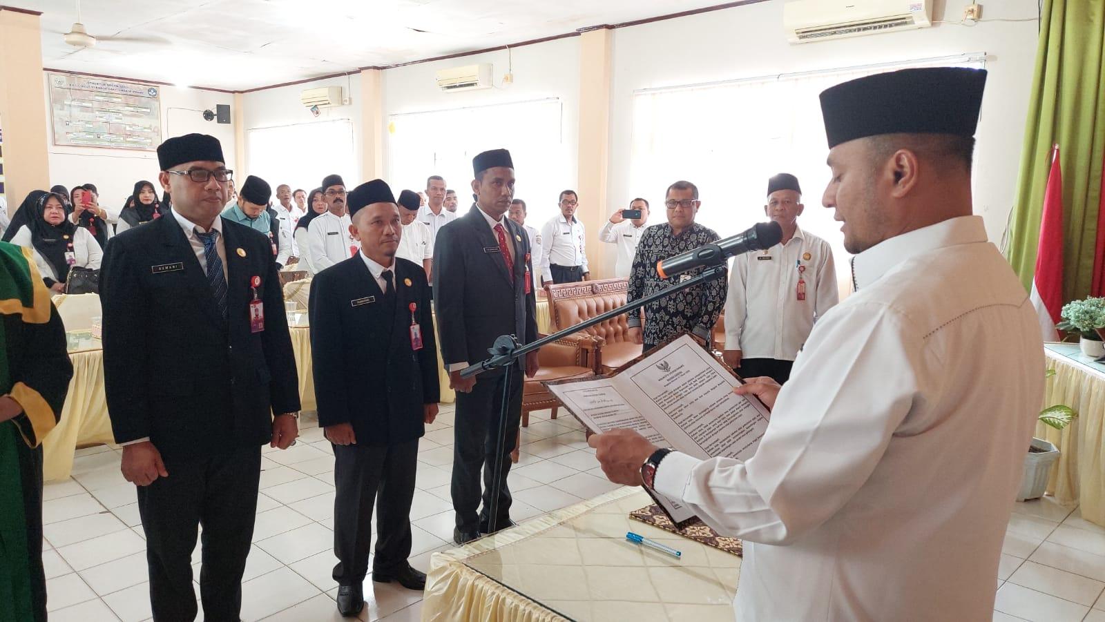 Pj-Wali-Kota-Lhokseumawe-Dr-Imran-melantik-tiga-kepala-sekolah-di-aula-SD-Negeri-1-Banda-Sakti.jpg