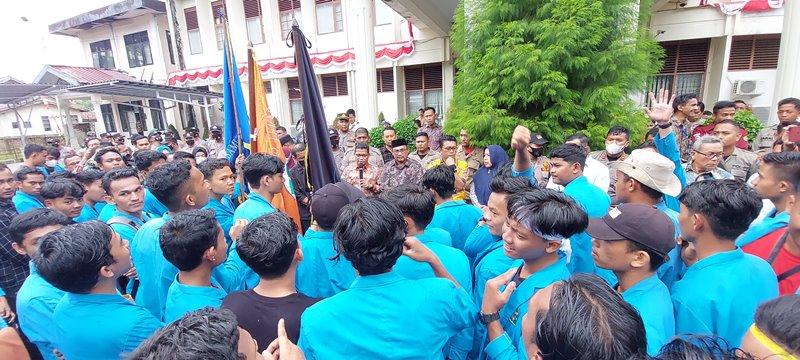 Pj Wali Kota Langsa dan Anggota DPRK Jumpai Mahasiswa Unsam yang Demo Tolak Kenaikan Harga BBM