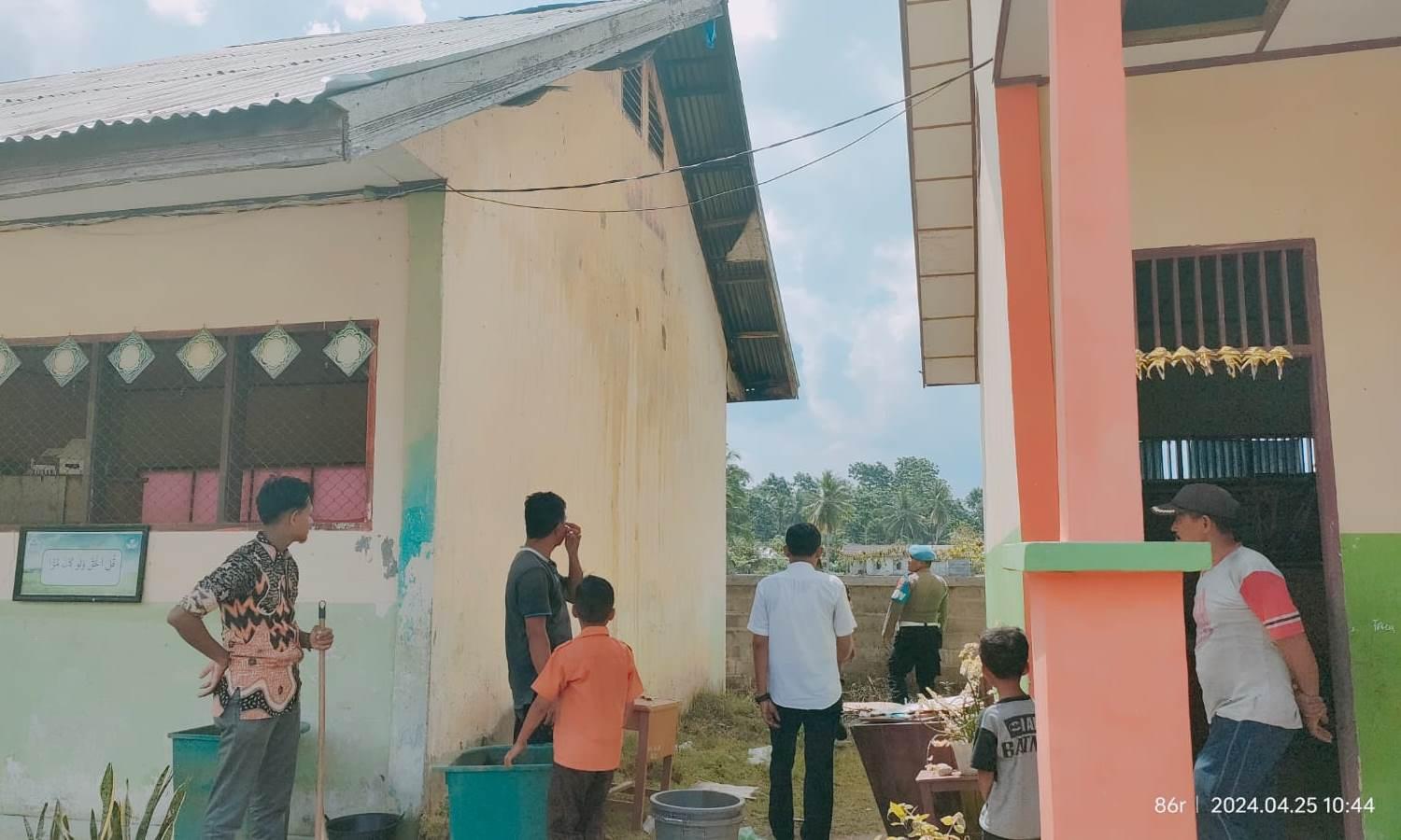 Murid Disuruh Bakar Sampah, Plafon Ruang Belajar SDN 13 Tanah Jambo Aye Terbakar