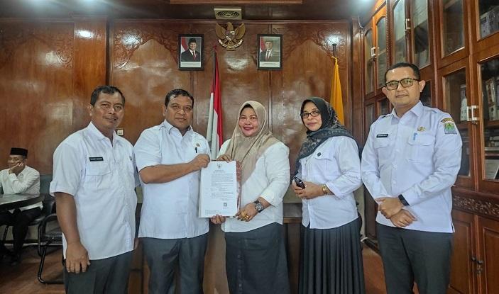 Plt-Sekda-Aceh-Jaya-Juanda-menyerahkan-SK-penunjukan-Cut-Nelli-sebagai-Plt-Kadinkes-Aceh-Jaya.jpg