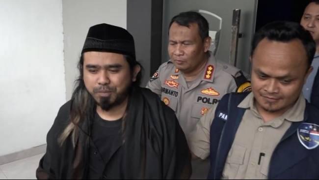 Polisi-membawa-Gus-Samsudin-untuk-diperiksa-di-Polda-Jatim.jpg