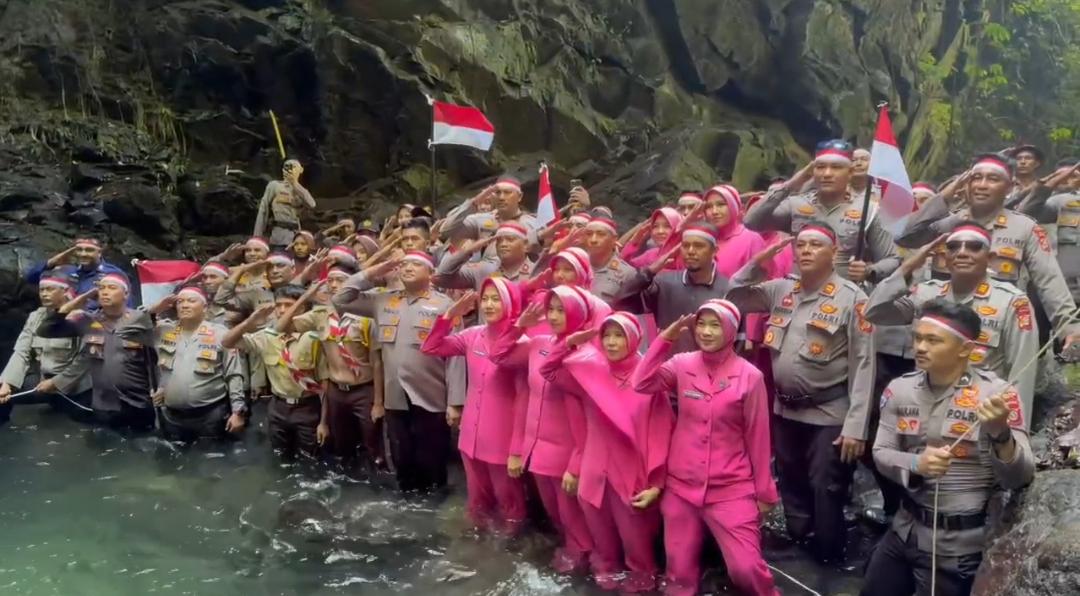 Polres-Abdya-Kibarkan-Bendera-Merah-Putih-di-Air-Terjun-Gunung-Kila.jpg