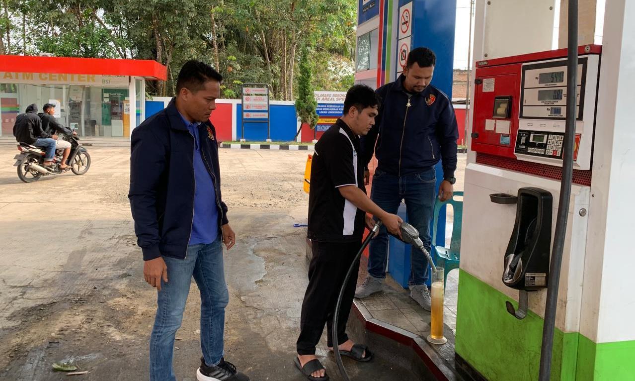 Polres-Aceh-Tamiang-mengecek-tiga-SPBU-untuk-memastikan-penyaluran-ke-konsumen.jpg