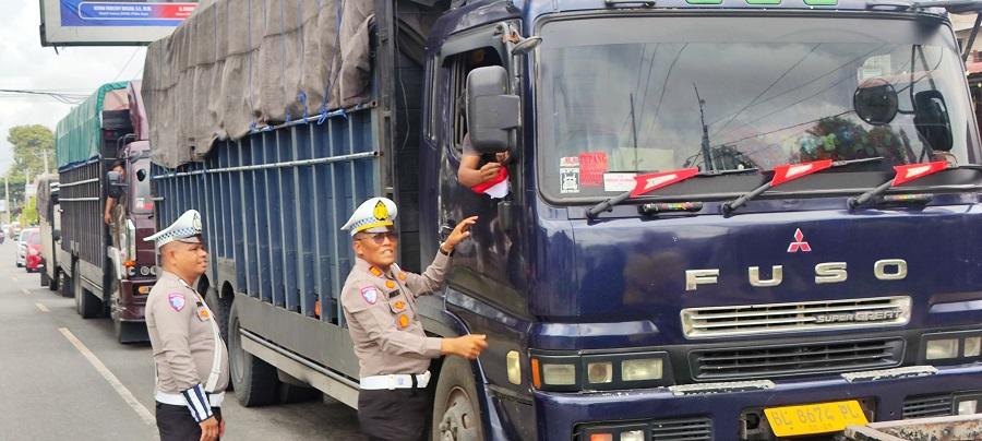 Jelang HUT Ke 80 RI, Satlantas Polres Pidie Jaya Bagikan 200 Bendera Kepada Sopir Truk