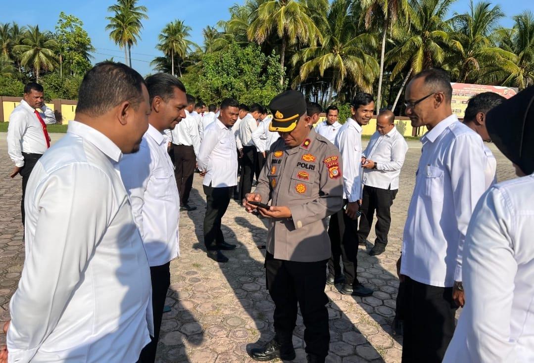 Cegah Judi Online, Kapolres Pijay Periksa Ponsel dan Gadget Personel 