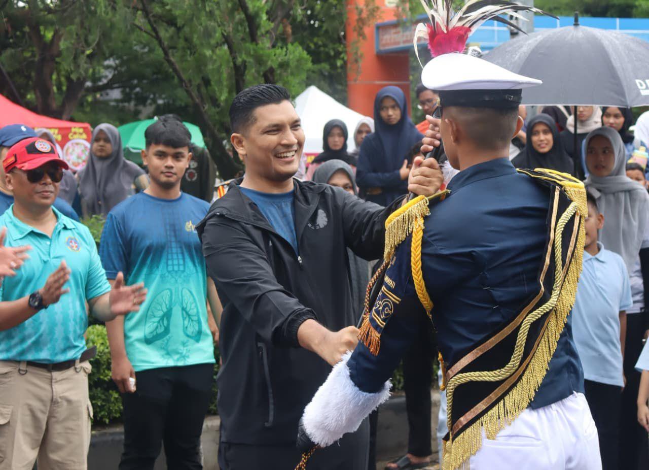 Wakil Wali Kota, Afdhal Khalilullah bersama Direktur Poltekpel Malahayati, Andi Fiardi (kiri) saat penampilan kirab drumband dan brass band Taruna-Taruni Poltekpel M