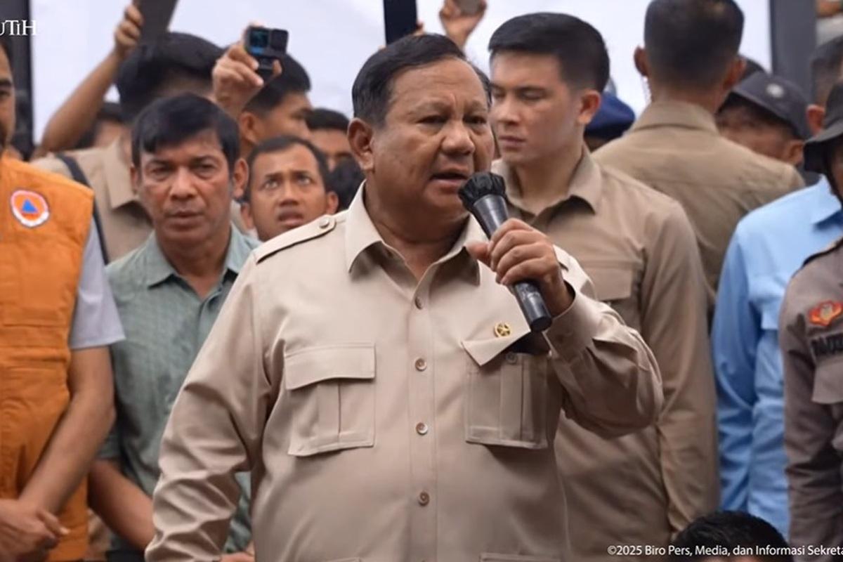 Prabowo-Subianto-ketika-meninjau-warga-korban-bencana-banjir-di-Aceh-Tamiang-Aceh.jpg
