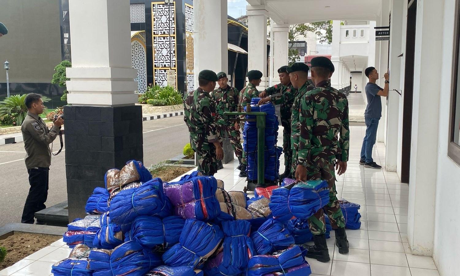 Prajurit-Kodam-IM-mempersiapkan-sejumlah-bantuan-yang-akan-disalurkan-kepada-para-korban-gempa.jpg