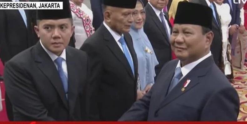 Presiden-Prabowo-Subianto-bersalamanan-dengan-Mayor-Inf-Teddy-Indrawijaya.jpg