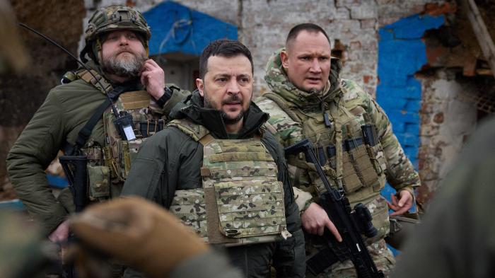Presiden-Volodymyr-Zelensky-sedang-berbicara-dengan-prajurit-militer.jpg