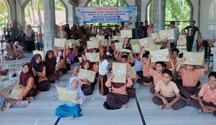Puluhan Pelajar di Panton Bili Bireuen Terima Bantuan Alat Tulis Pascabanjir - Serambinews.com