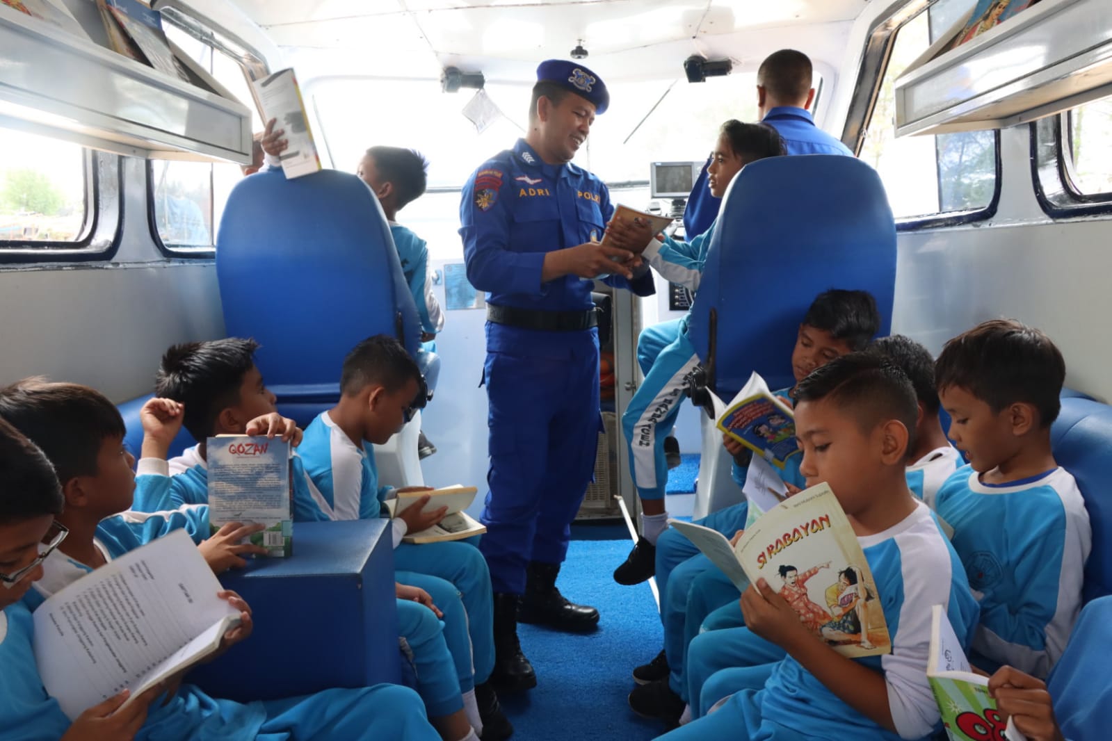 Ditpolairud Polda Aceh Buat Perpustakaan dan Klinik Terapung di Lampulo