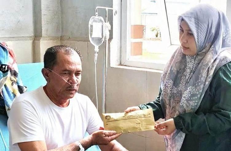 ASN RSUD-TP Abdya Serahkan Donasi kepada Pasien yang akan Dirujuk ke Banda Aceh - Serambinews.com