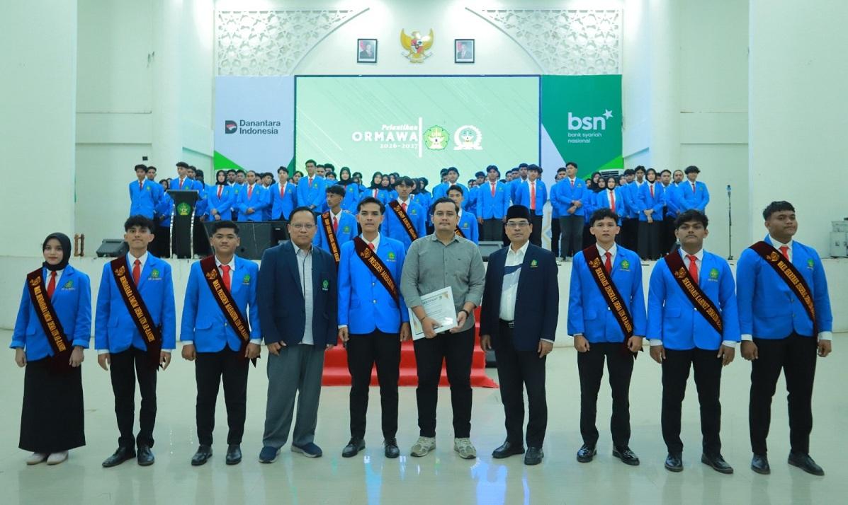 Rektor-UIN-Ar-Raniry-Prof-Dr-Mujiburrahman-MAg-foto-bersama-usai-melantik-pengurus-DEMA-dan-SEMA.jpg