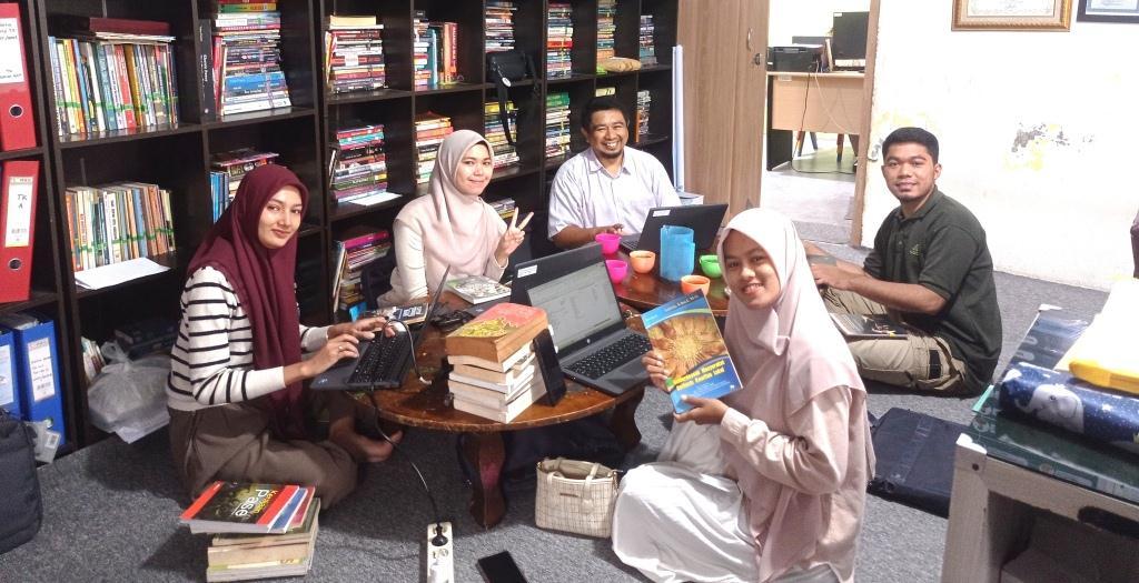 Relawan-TBM-RUMAN-Aceh-mendata-koleksi-bacaan-khusus-untuk-pojok-keacehan.jpg