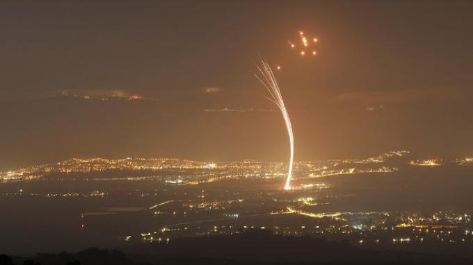 Roket-yang-ditembakkan-kelompok-Hizbullah-Lebanon-ke-Israel.jpg