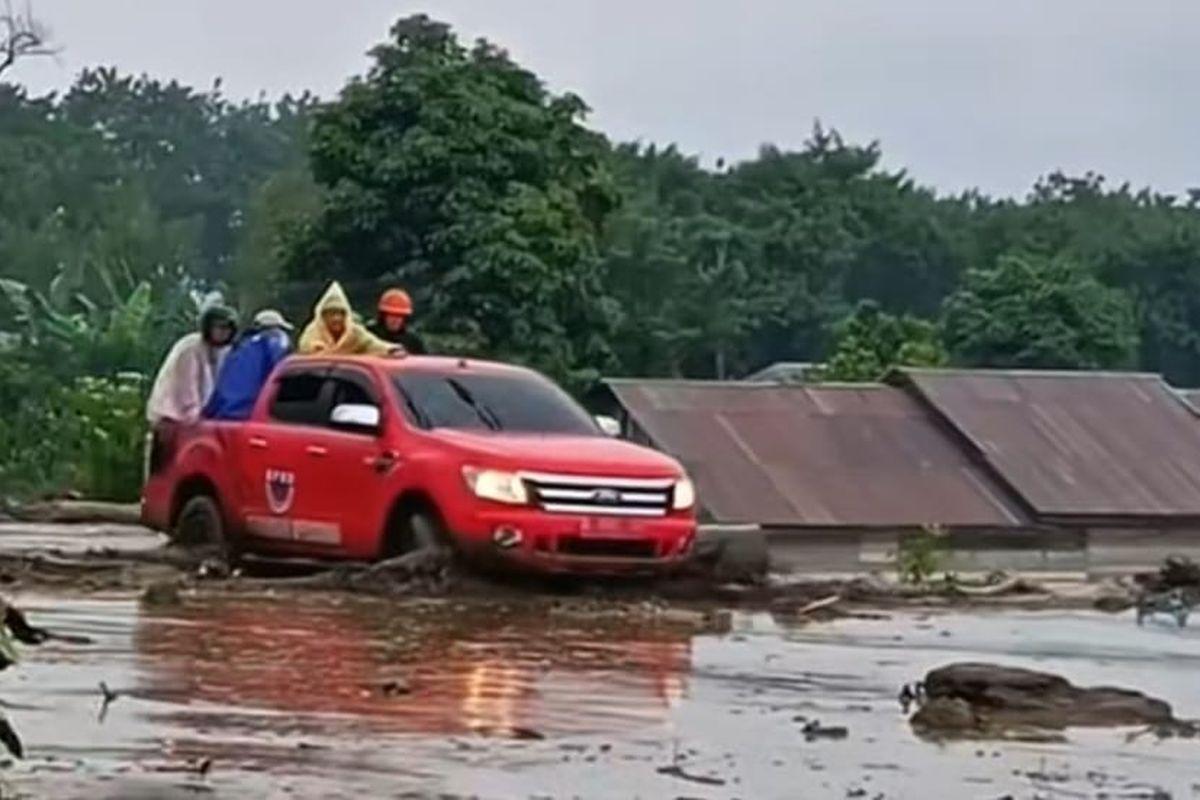 Rombongan-Bupati-Aceh-Tengah-Halili-Yoga-di-Desa-Paya-Tumbi-Baru.jpg