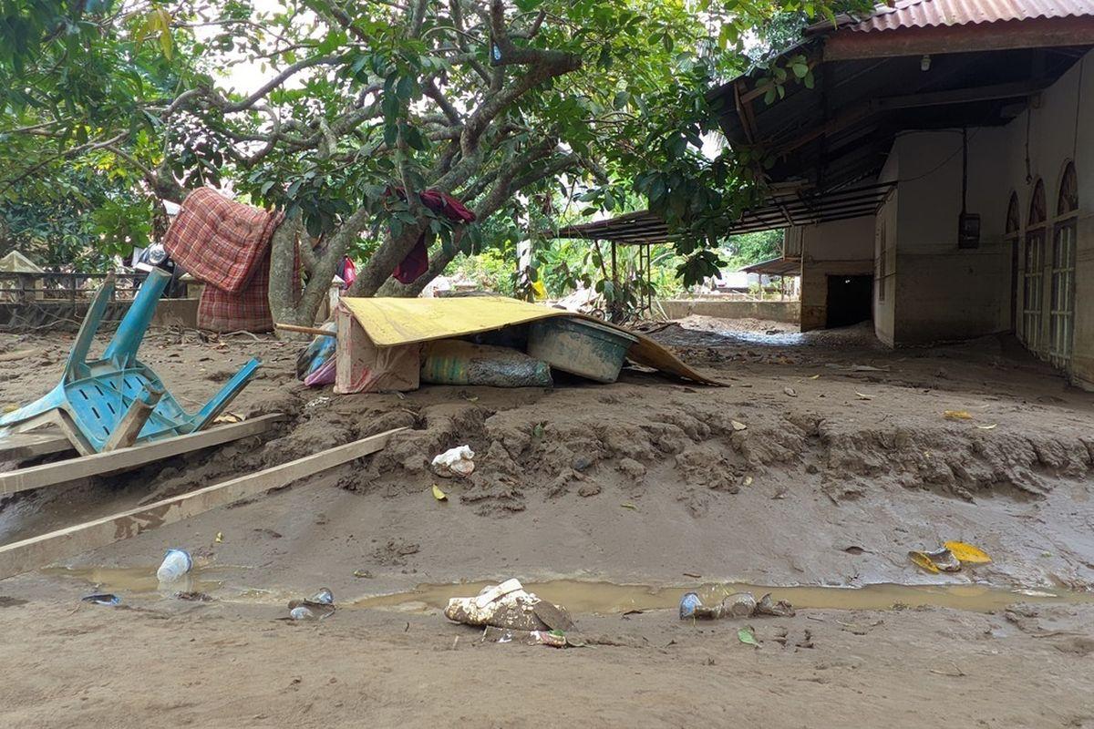 Rumah-Nasruddin-di-Kabupaten-Pidie-Jaya-masih-tertimbun-lumpur-tebal-bekas-banjir-bandang.jpg