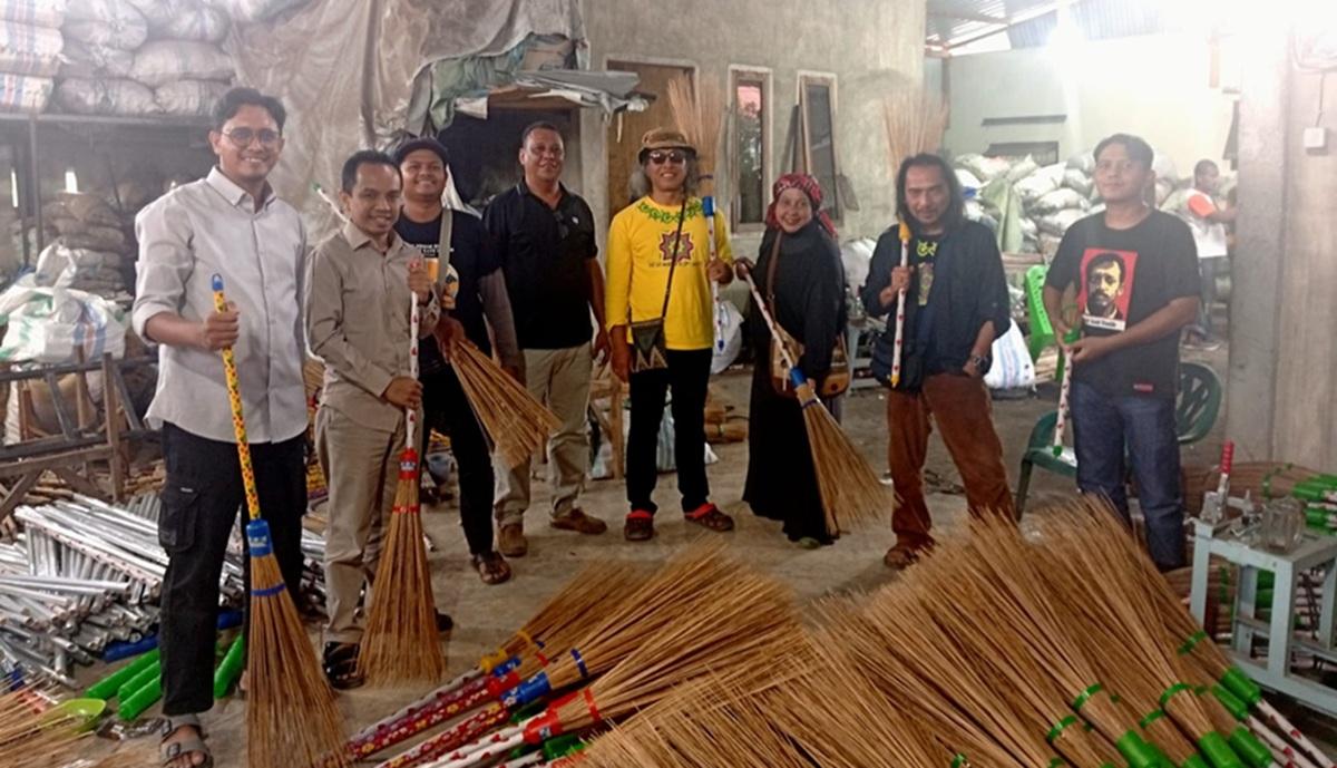 Rumah-produksi-pembuatan-sapu-lidi-di-Gampong-Gunci-Juli-Bireuen.jpg