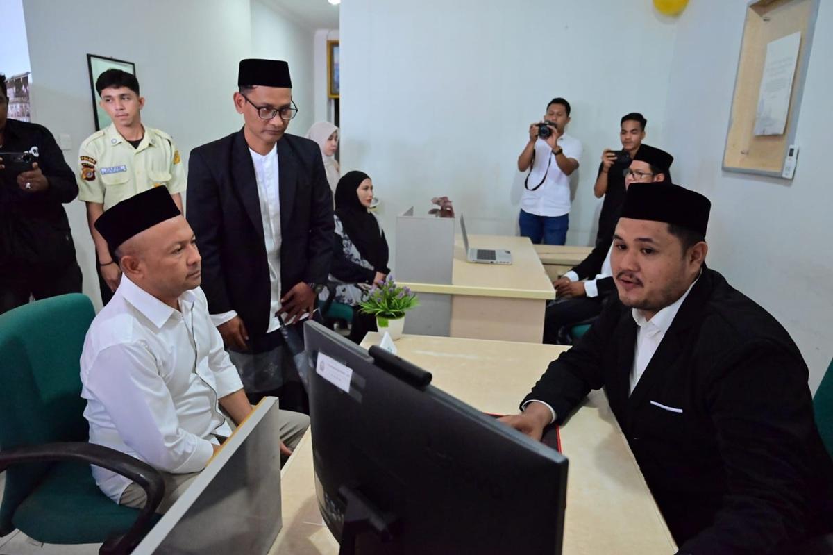 Usai Resmikan Kemenhaj Aceh Jaya, Bupati Safwandi dan Istri Daftar Haji