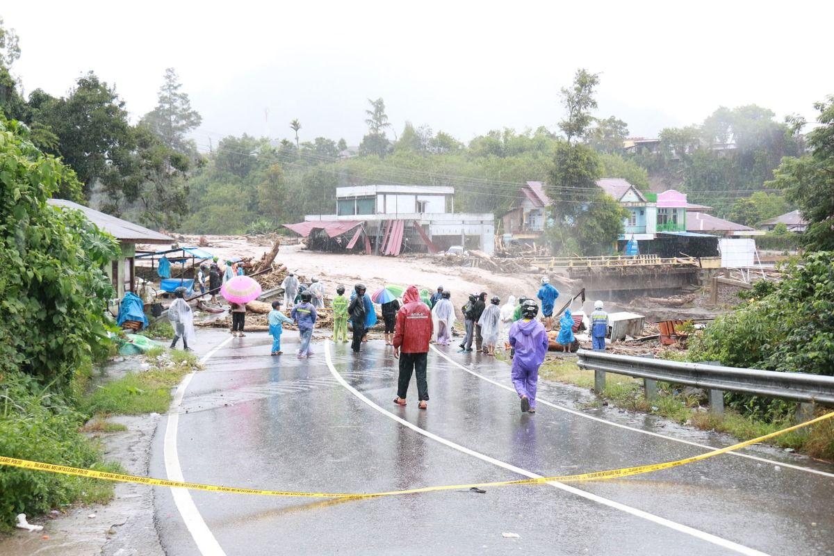 Salah-satu-jalan-yang-putus-akibat-banjir-yang-melanda-Kabupaten-Bener-Meriah.jpg
