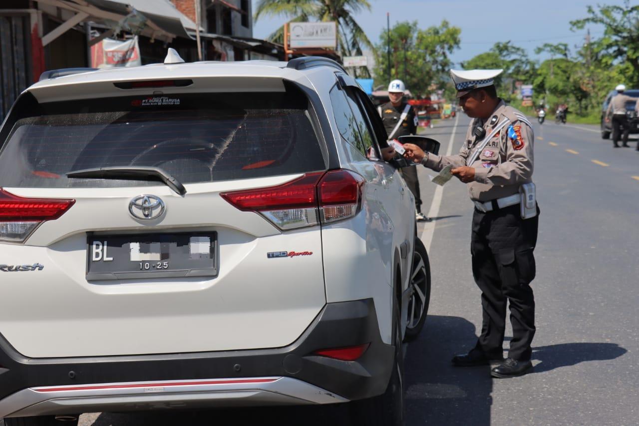 Satlantas-saat-memeriksa-kelengkapan-surat-surat-kendaraan-di-BNA.jpg