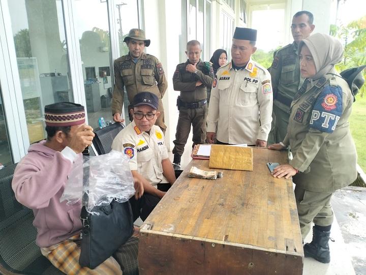 Satpol-PP-Aceh-Jaya-amankan-pencari-sumbangan.jpg