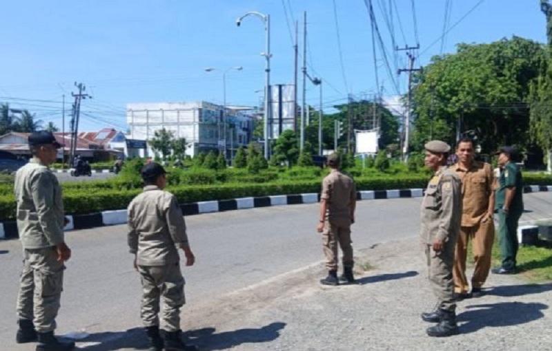 Petugas ‘Warning’ Sejumlah Remaja, Kedapatan Main Domino di Bantaran Krueng Aceh - Serambinews.com
