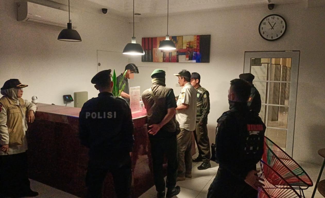 Satpol-PP-WH-Kota-Banda-Aceh-saat-merazia-salah-satu-hotel-di-Kuta-Alam.jpg
