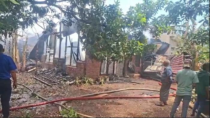 Satu Rumah di Gompong Ilie Banda Aceh Terbakar, 3 Mobil Pemadam Kebakaran di Kerahkan ke Lokasi