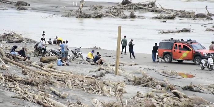 Satu-boat-ketek-pada-penyeberangan-darurat-di-dekat-jembatan-rangka-baja-Ulee-Jalan.jpg