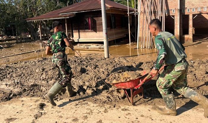 Sejumlah-prajurit-TNI-membersihkan-lumpur-di-Aceh-Tamiang_.jpg