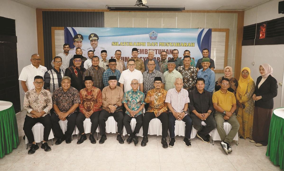 Sejumlah-tokoh-Pidie-Jaya-foto-bersama-usai-mengikuti-musyawarah-pembentukan-Forum.jpg