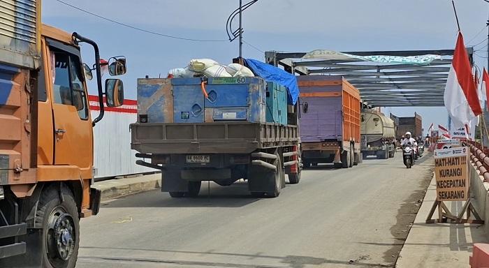Sejumlah-truk-bergerak-lagi-melintasi-jembatan-Krueng-Tingkeum-Kutablang.jpg