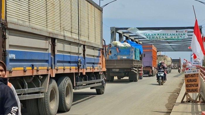 Sejumlah-truk-pada-Jumat-siang-bergerak-lagi-melintasi-jembatan-Krueng-Tingkeum.jpg