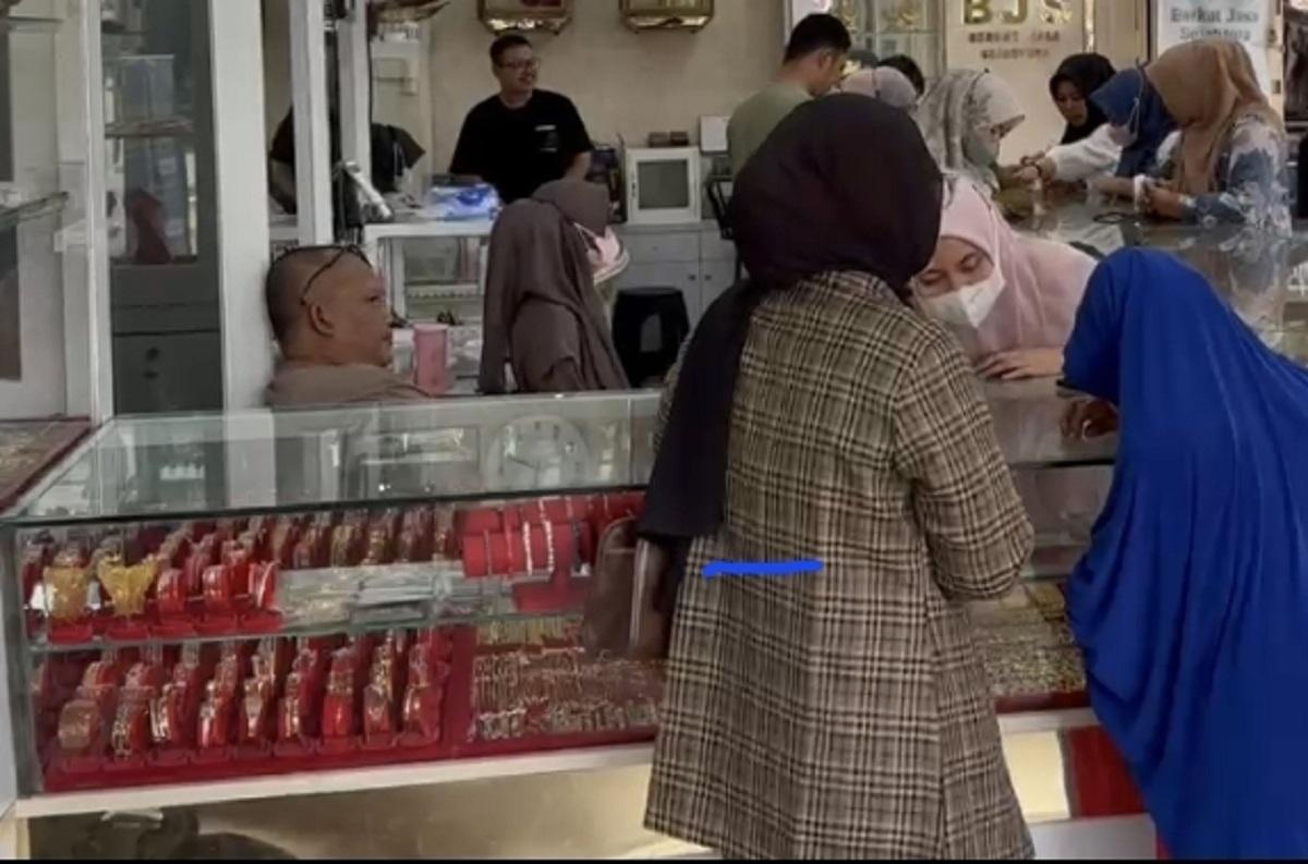 Sejumlah-warga-saat-membeli-emas-di-Toko-Emas-Berkat-Jasa-Sejahtera-Langsa.jpg