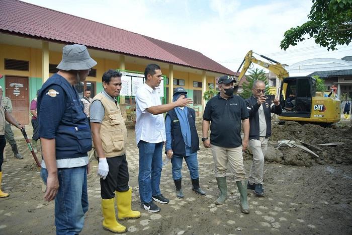 Sekda Aceh Pantau Aksi Relawan ASN Bersihkan Sekolah dan Fasilitas di Kawasan Bencana