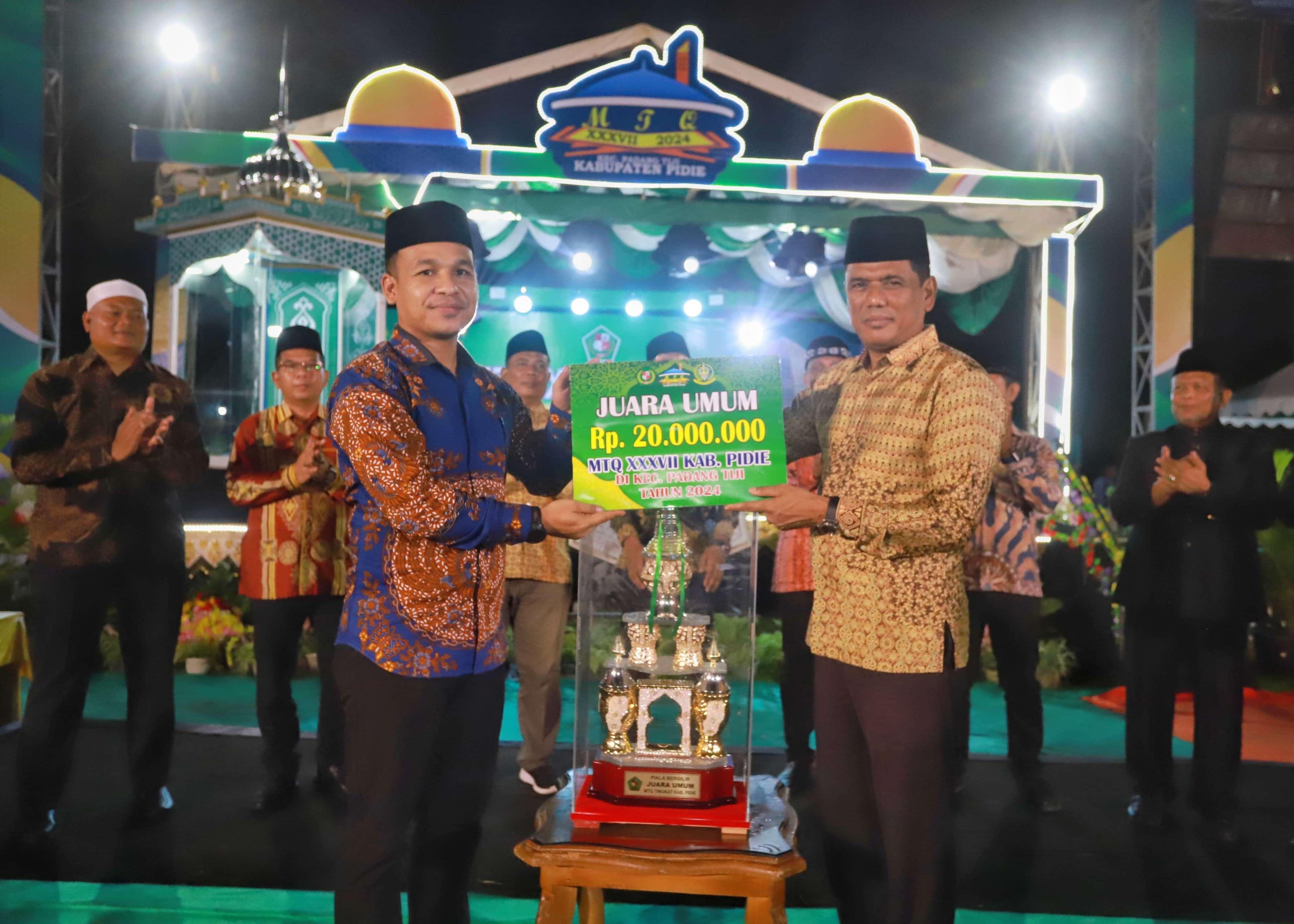 Sekda-Pidie-Jufrizal-menyerahkan-piala-bergilir-kepada-juara-umum-MTQ-XXXVII.jpg