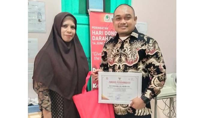 Seorang-Dosen-UNIKI-Bireuen-Terima-Penghargaan-Donor-Darah.jpg