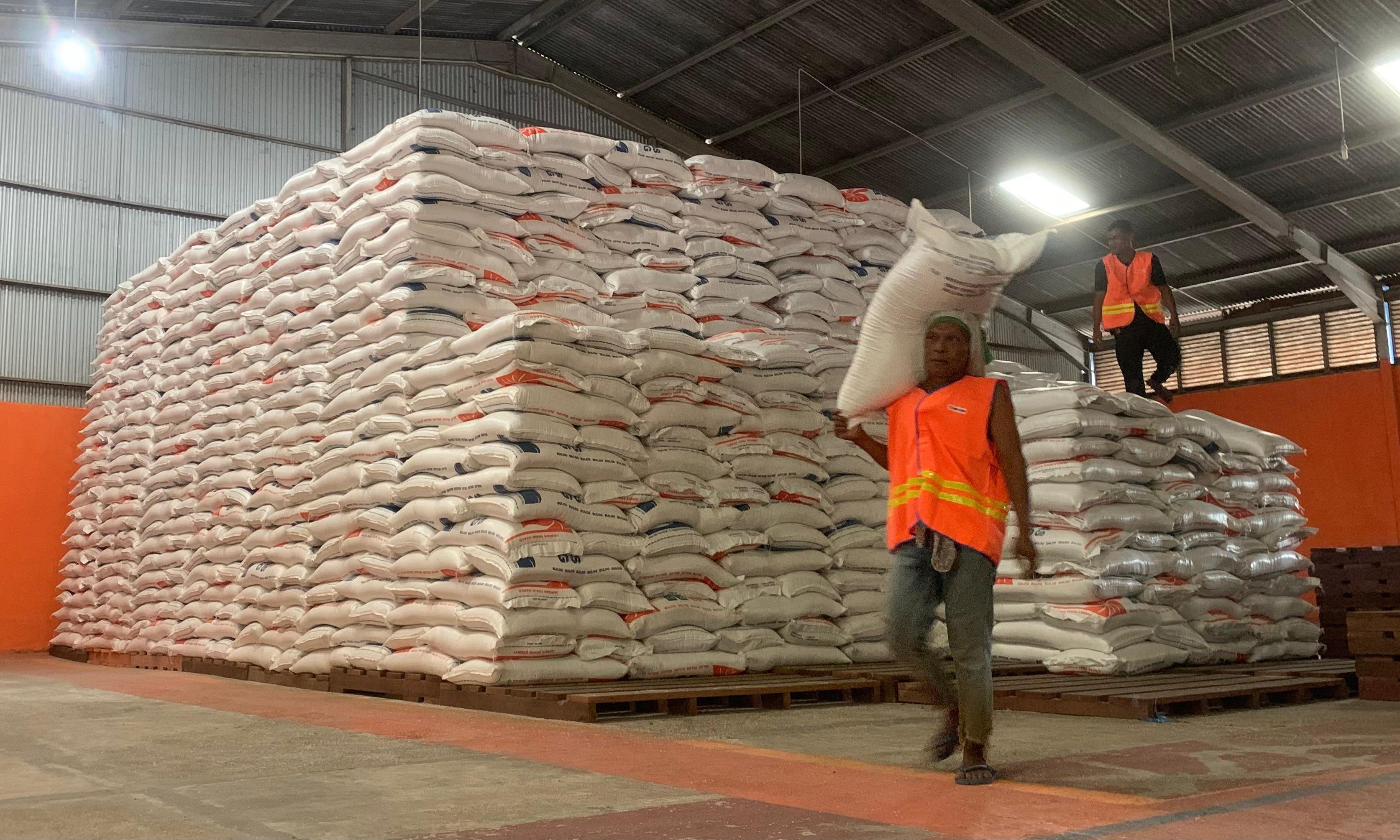 Seorang-pekerja-sedang-mengangkut-beras-yang-ada-di-gudang-Perum-Bulog-Aceh.jpg