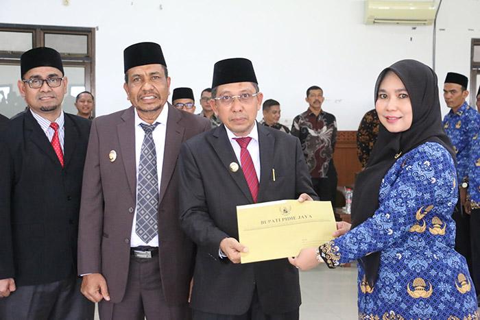 Bupati Pijay Serahkan SK pada 157 Tenaga PPPK Formasi 2024