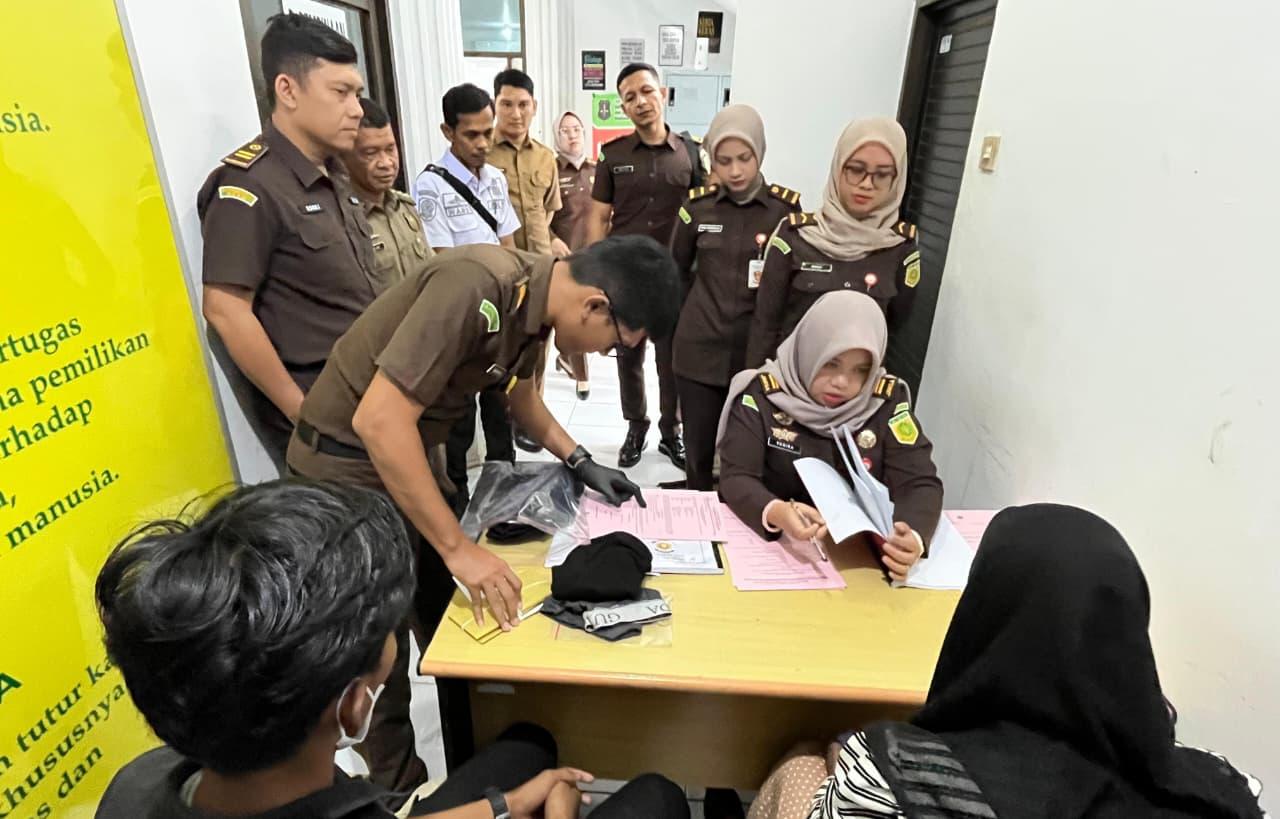 Serahkan-tersangka-dan-BB-pasangan-kasus-Jinayat-ke-Kejari-Banda-Aceh.jpg