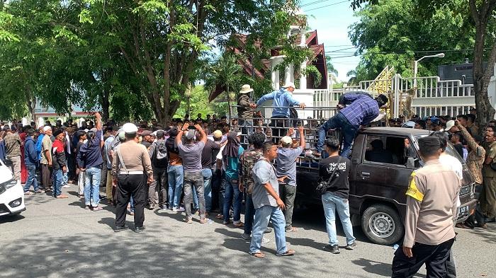 Seratusan-massa-aksi-demonstrasi-tertahan-di-depan-gerbang-Kantor-Gubernur-Aceh.jpg