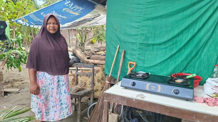 Seri-Indriani-bersama-suaminya-dan-seorang-anaknya-sejak-rumah-hilang-diterjang-banjir.jpg