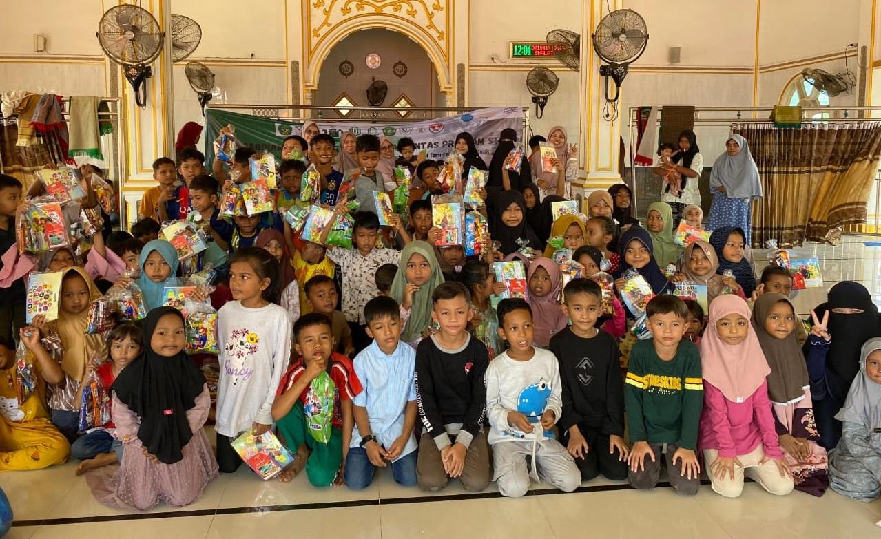 Siswa-SDTQ-Ibnu-Katsir-foto-bersama-dengan-anak-anak-korban-banjir.jpg
