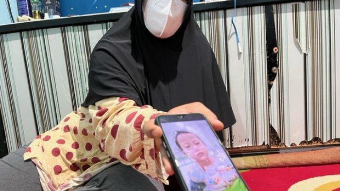 Soliha-menunjukan-foto-almarhumah-si-bungsu-Azqiara-Anindita-Nuha-semasa-hidup.jpg<pf>Dwy-Septiana-32-ibu-dari-AP-balita-penderita-gagal-ginjal-akut-di-RSCM.jpg