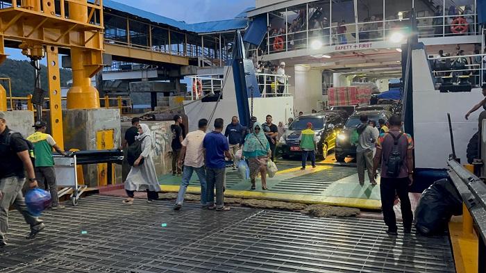 Suasana-penumpang-dan-kendaraan-saat-turun-dari-Kapal-ferry-di-Pelabuhan-Balohan-Sabang.jpg