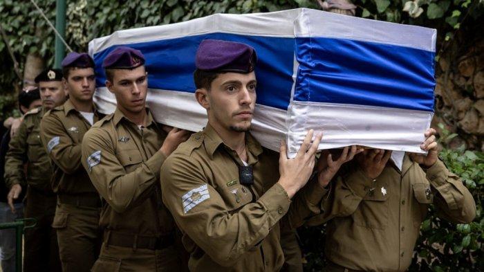 Tentara-Israel-membawa-peti-mati-rekan-prajuritnya-saat-pemakaman-pada-1-November-2023.jpg