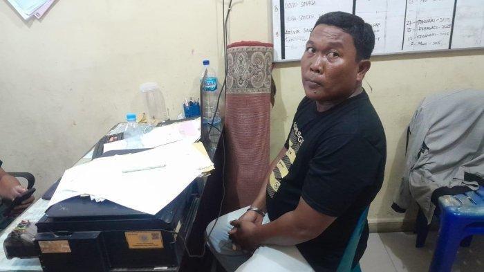 Tersangka-Adelan-Perdana-37-saat-diamankan-di-Mapolsek-Medan-Area-usai-lakukan-penganiayaan.jpg