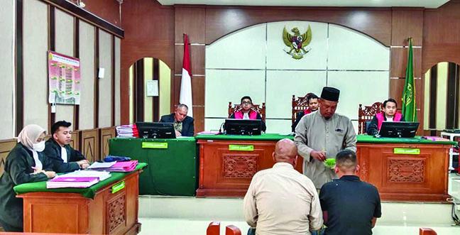 Teungku-Peusijuek-Dua-Warga-di-Ruang-Sidang-Kasus-Penghinaan-Berakhir-Damai.jpg